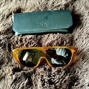 Zara Sunglasses with Brown Rim and Rounded Frame
